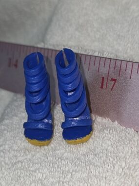 Mattel Monster High Cleo Picture Day Blue and Yellow Doll High-Heel Sandals